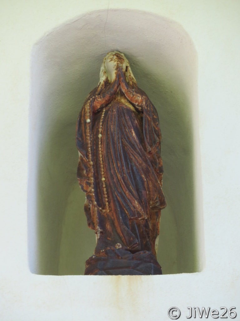 Détail de la statuette de la façade de l'église