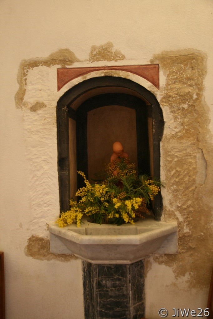 Ancien bénitier bien décoré