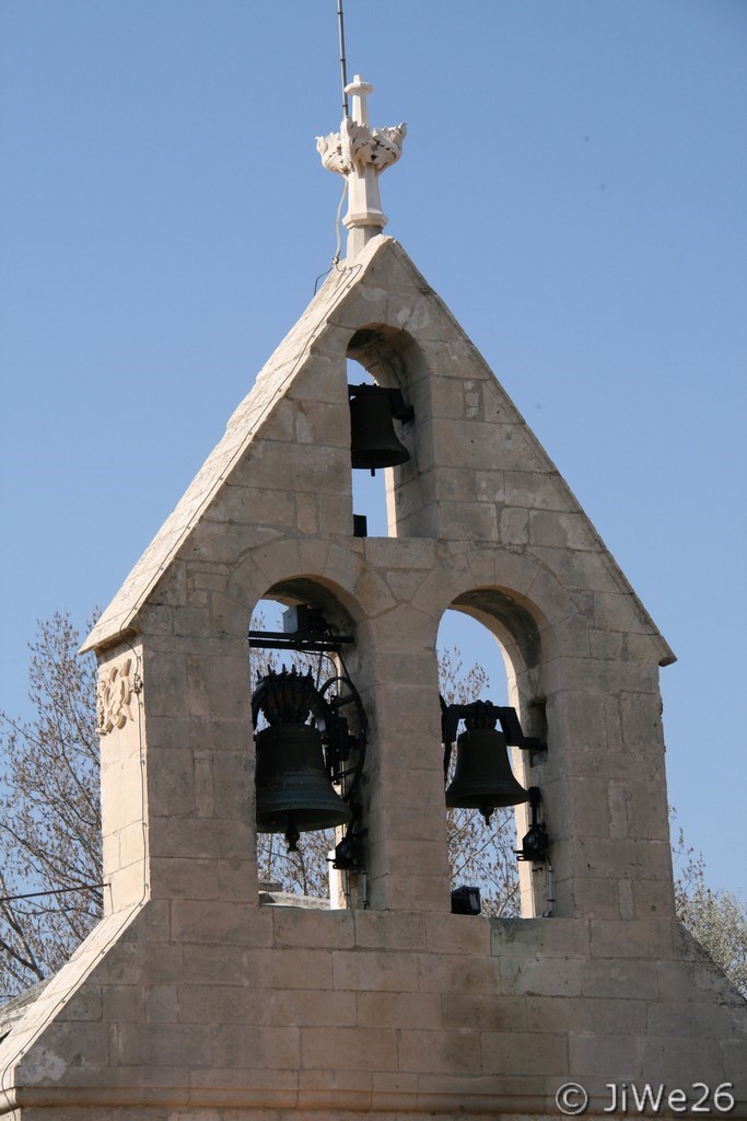 Clocher appelé clocher-mur à 3 baies campanaires et 3 cloches