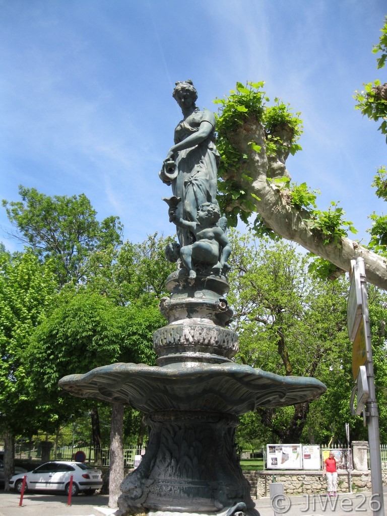 La porteuse d'eau déversant sa jarre dans un calice tenu par un chérubin