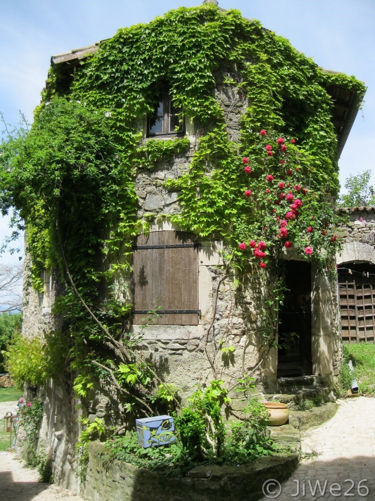 Vieille maison bien fleurie