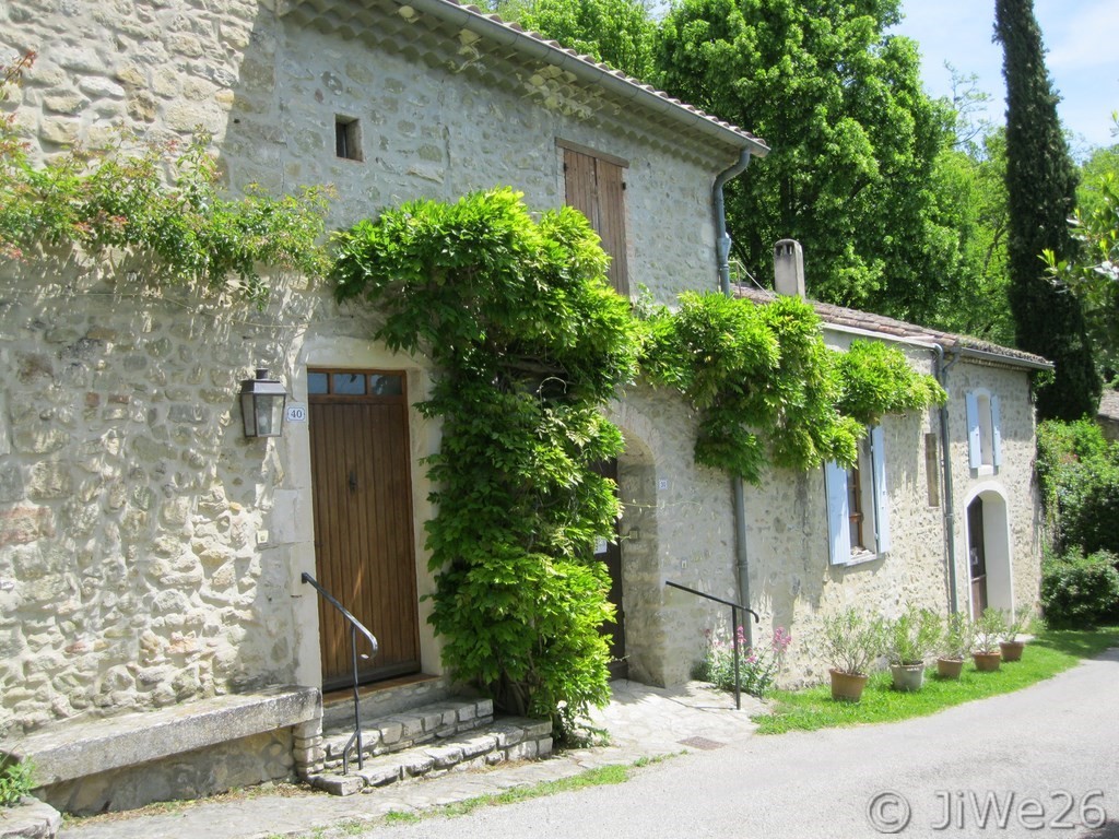 Jolie maison bien restaurée en descendant vers le cimetière