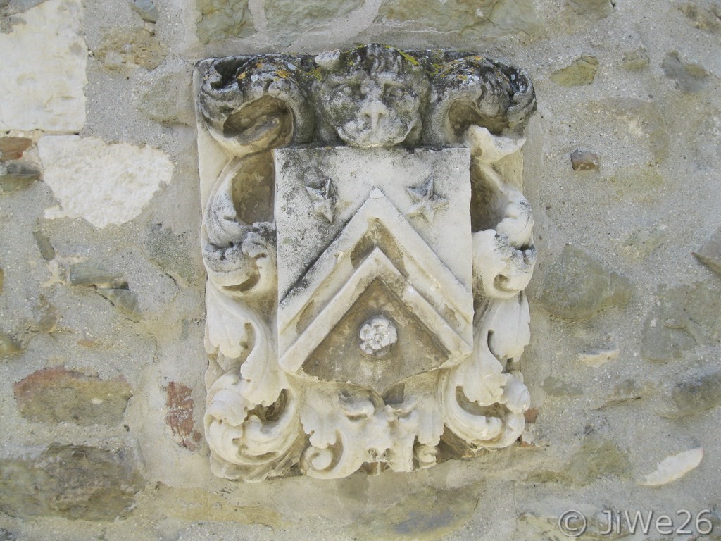 Ce blason porte les armes de la famille Beauthéac, juristes à Montélimar 