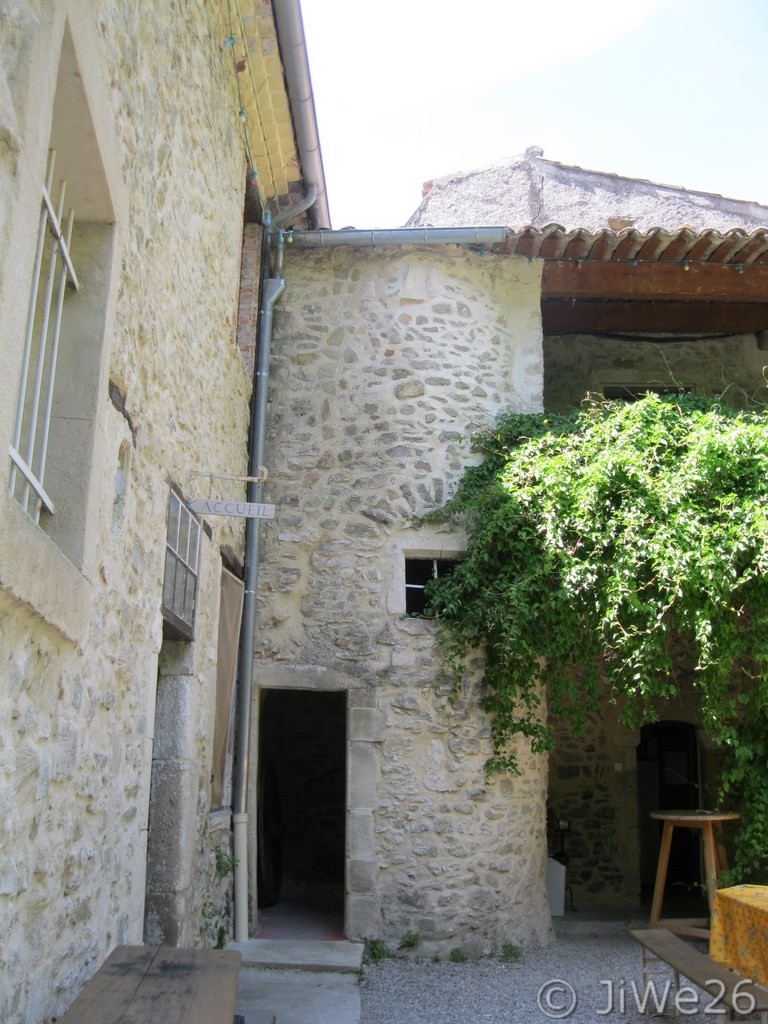 Vue de la cour intérieure de la bastide occupée par le F.I.E.F.