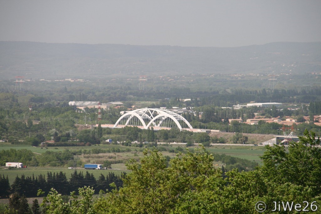 Vue sur le Viaduc TGV de Pierrelatte inauguré en mai 2001 appelé aussi Viaduc de la Garde-Adhémar