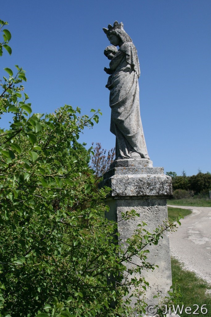 Sur le plateau "Les Montjars", cette Vierge à l'enfant