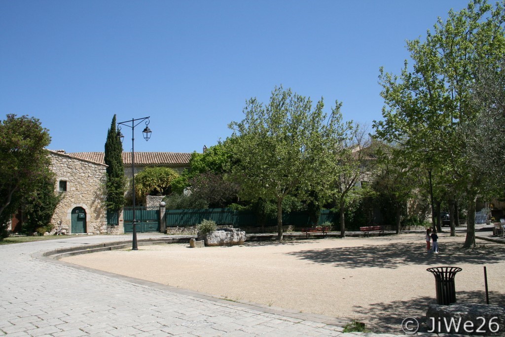 Tout un quartier d'habitations anciennes abandonnées a été rasé en 1968 pour permettre l'aménagement de cette belle place terminée en 1984