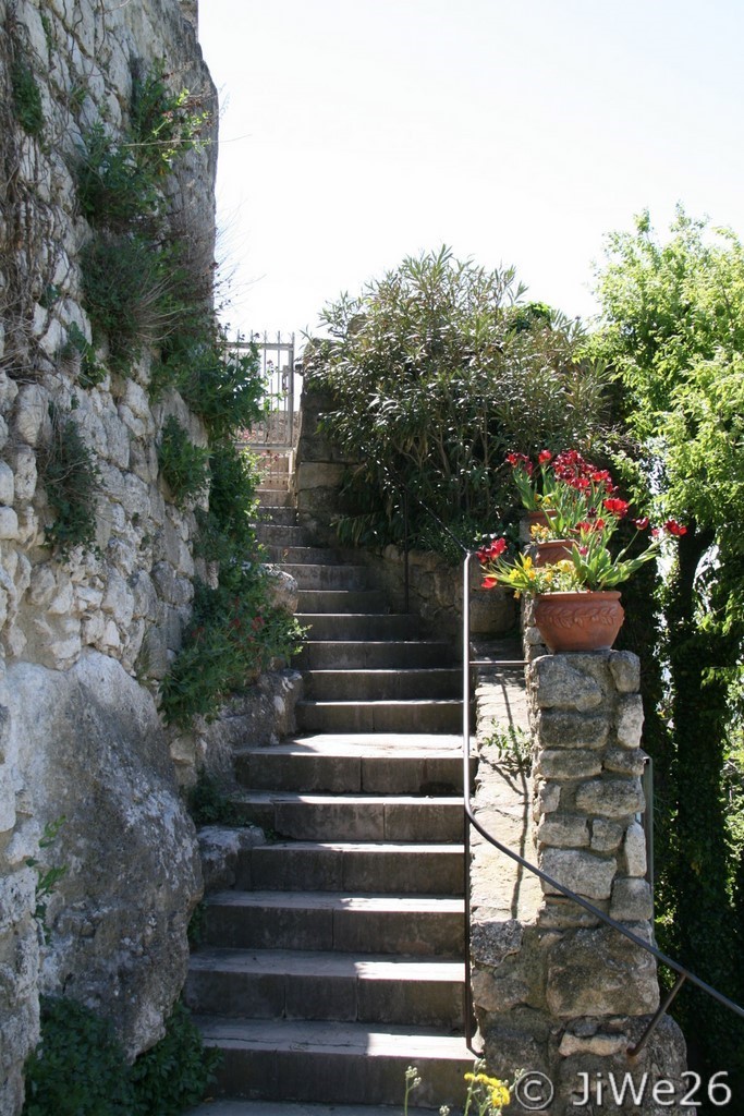 Nous quittons cet endroit bucolique par ce joli escalier fleuri