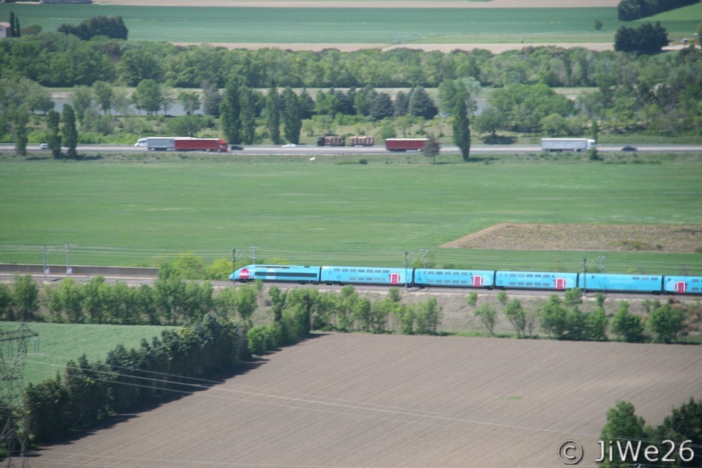 Rail et route en parallèle, vue depuis La-Garde-Adhémar
