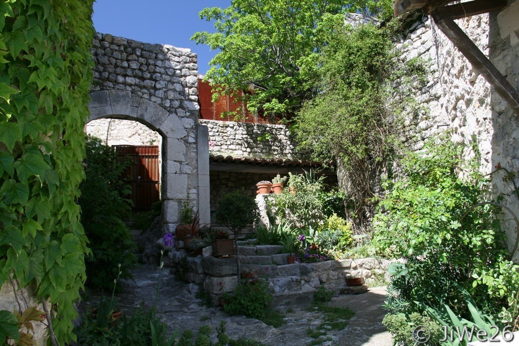 Végétation luxuriante autour de cette bâtisse