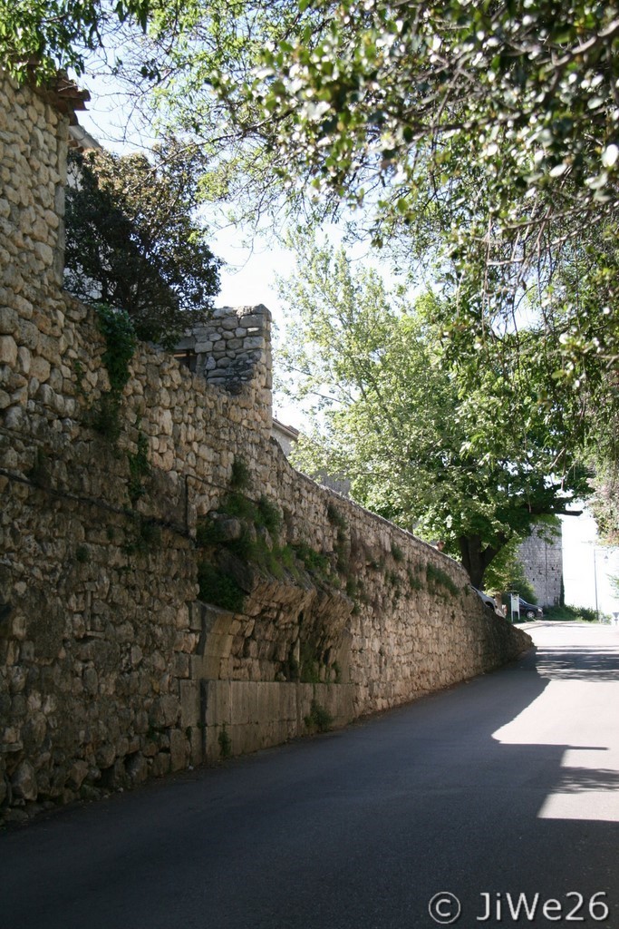 Les remparts de La-Garde-Adhémar