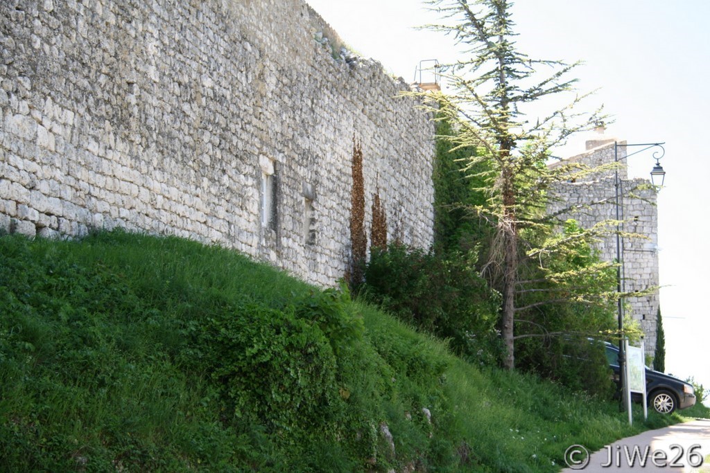 Les remparts de La-Garde-Adhémar