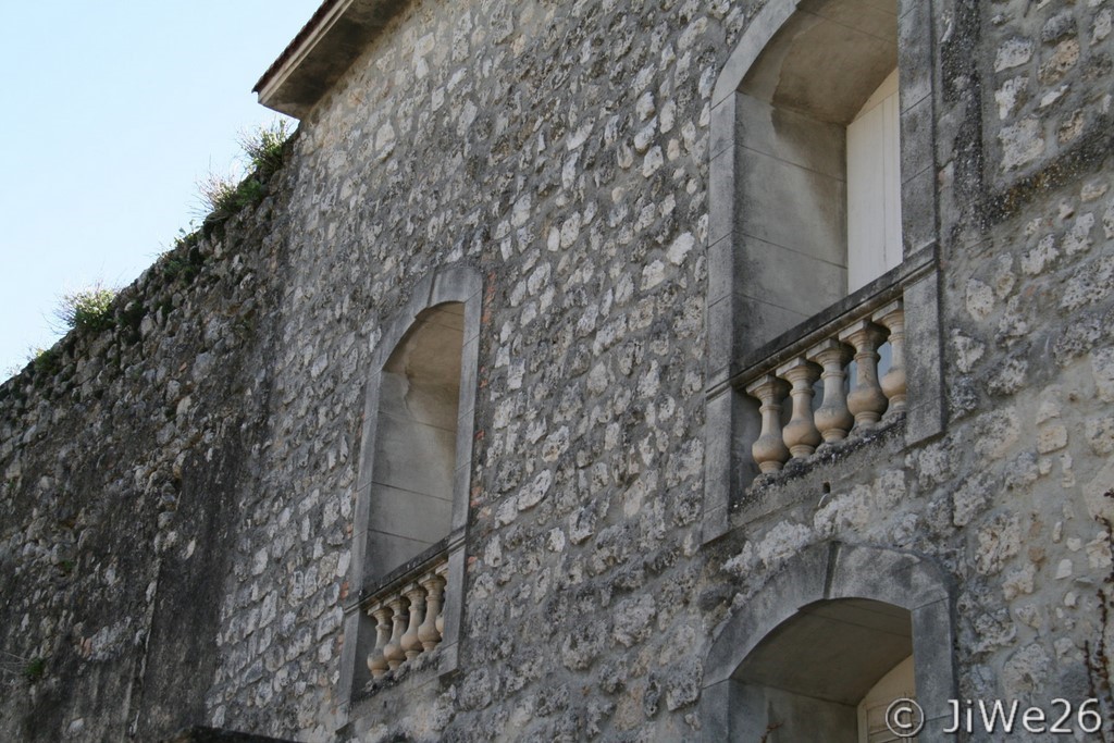 Les remparts de La-Garde-Adhémar
