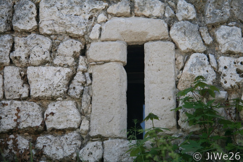 Meurtrière dans les remparts de La-Garde-Adhémar