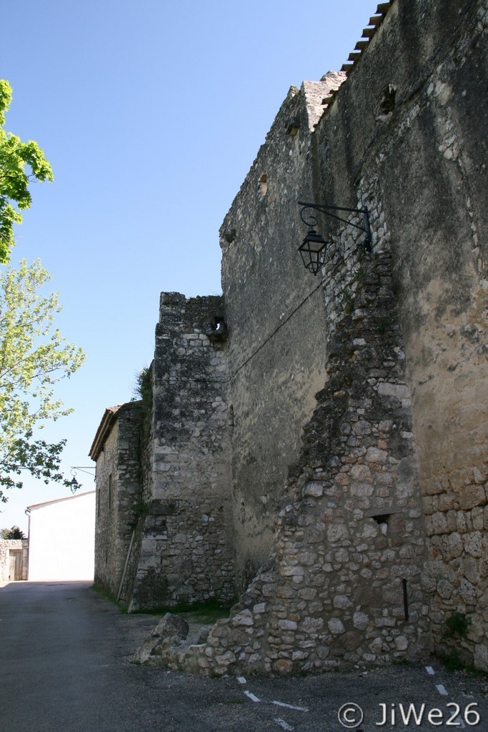 Les remparts de La-Garde-Adhémar