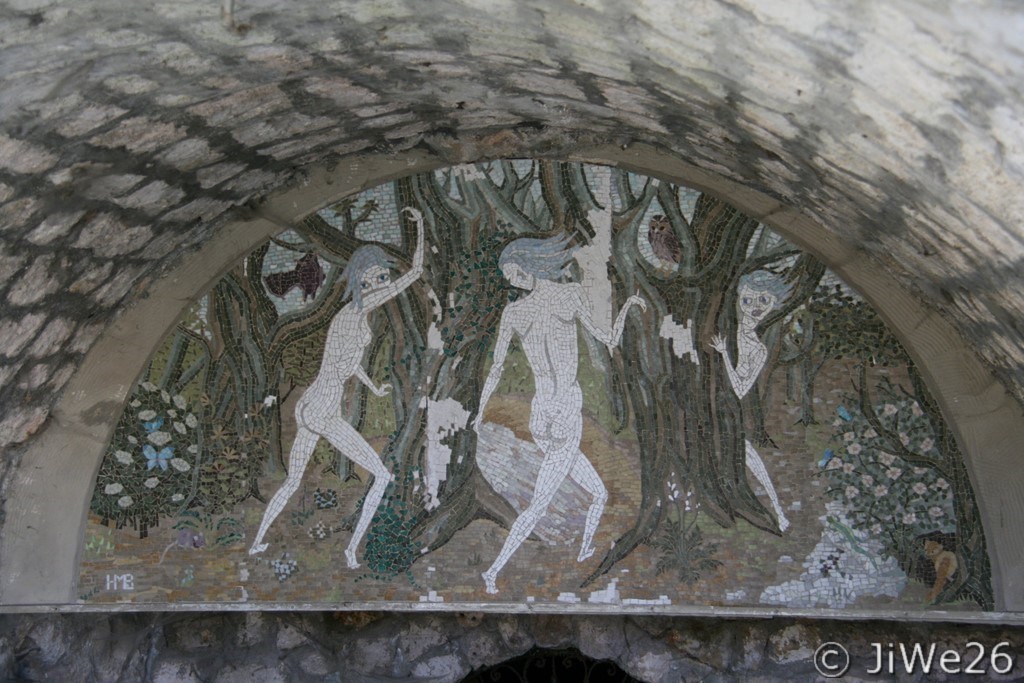 Détail de la fresque au fond de la fontaine