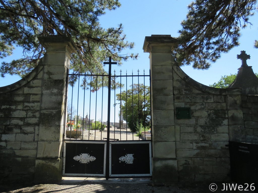 Nous atteignons le cimetière