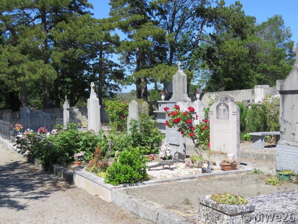Nous quittons le cimetière et nous dirigeons vers le vieux village de La Laupie