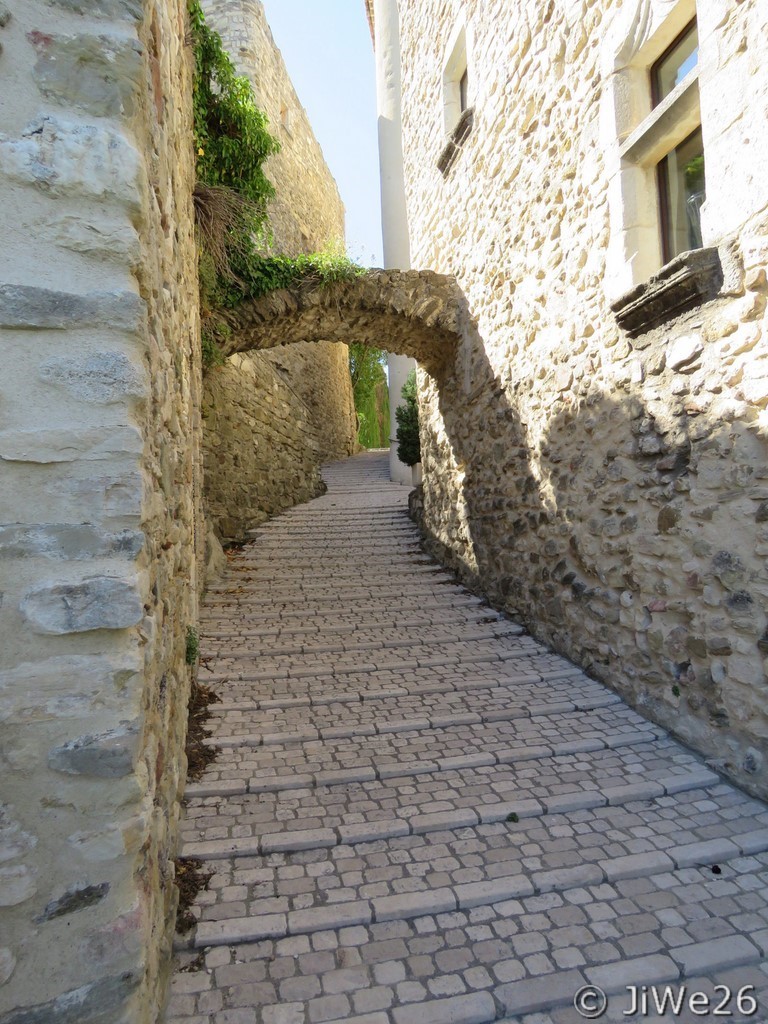 Bel exemple d'arche construite pour stabiliser le bâtiment