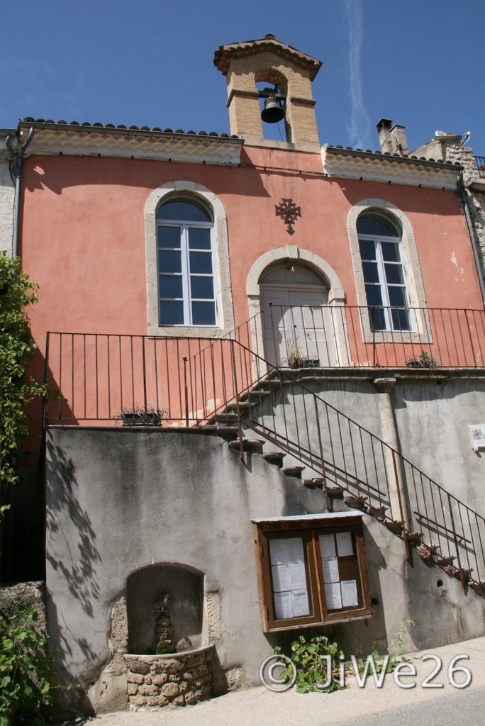 La Motte-Chalancon_Le temple protestant, Grand Rue et la petite fontaine