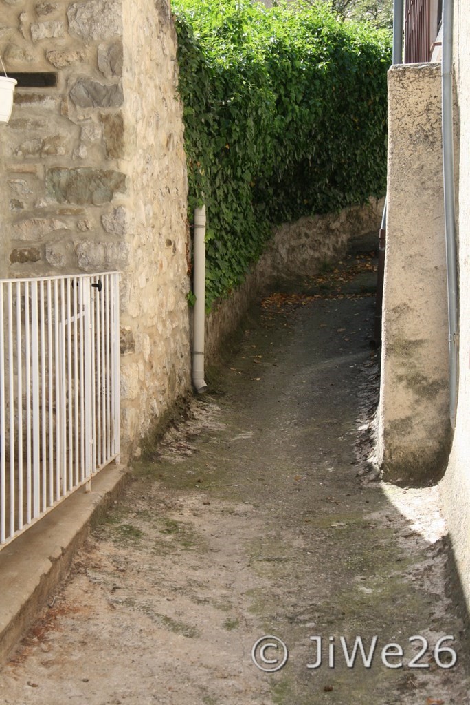 La-Motte-Chalancon_Petite ruelle très étroite