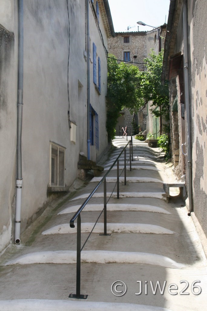 La Montée Achard, rénovée, qui mène de la Paravande à la rue du Tambourinaire, avec au sommet la maison de la famille Achard