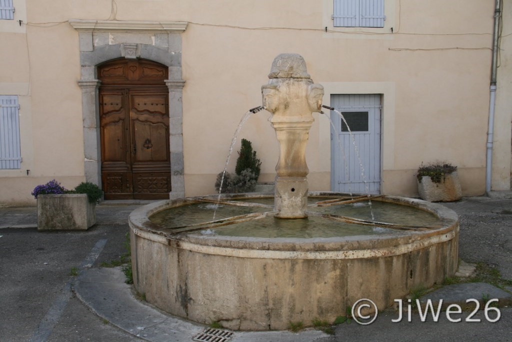 La-Motte-Chalancon_Fontaine Rue du Bourg