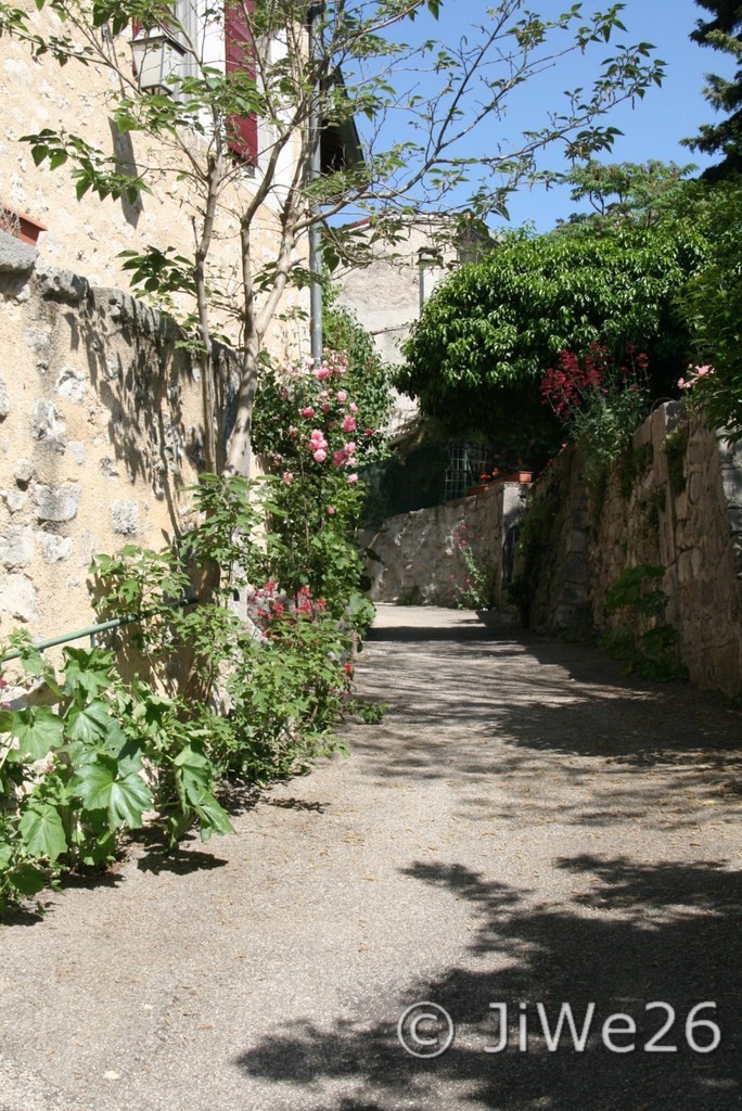 La Motte-Chalancon_pour aboutir dans la Calade des Passe-Roses