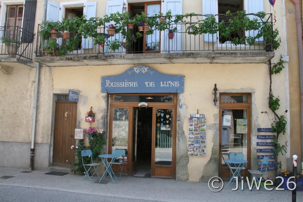 Dans un ancien atelier de charron, jolie boutique d'artisanat et de produits régionaux