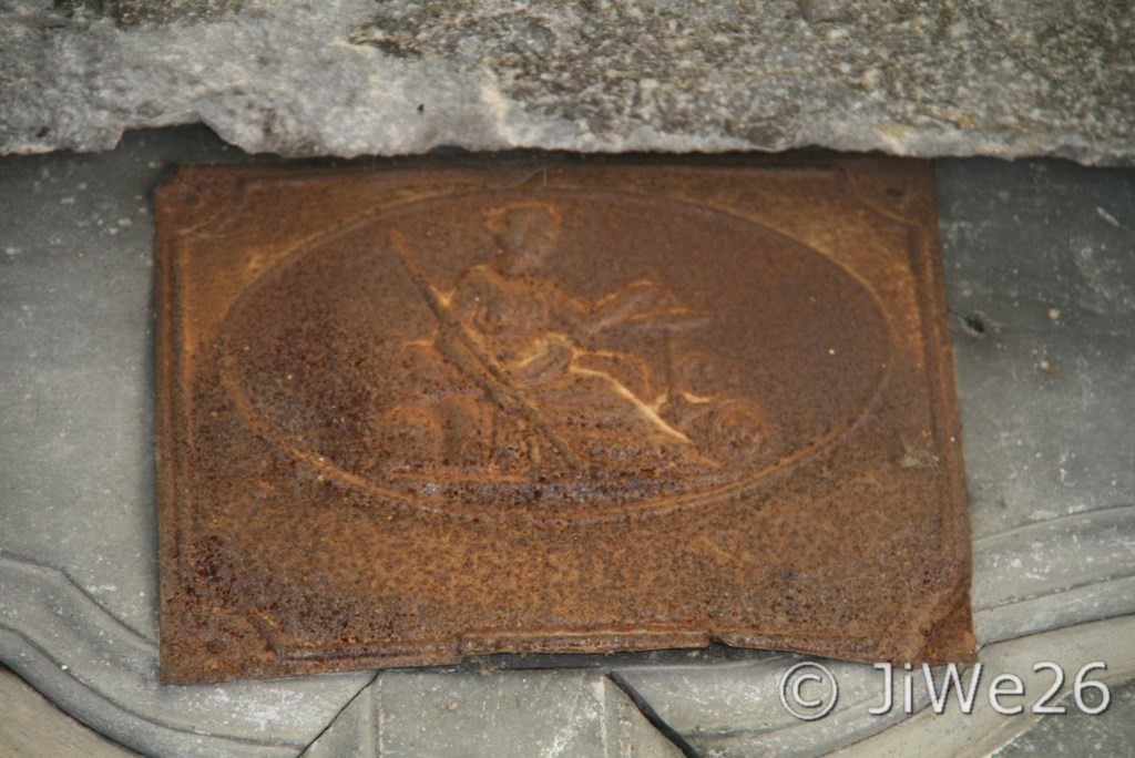 La-Motte-Chalancon_Détail de la plaque fixée sur le dessus du portail