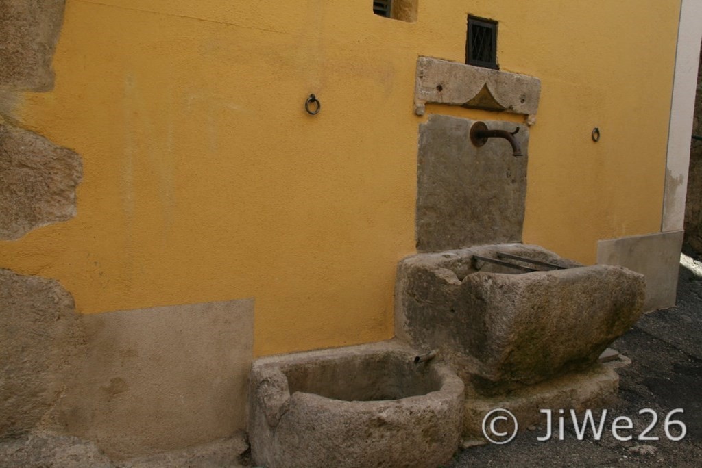La Motte-Chalancon_Ancienne fontaine dans la calade des Escondailles