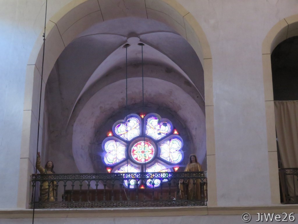 Le jubé, qui n'est plus accessible, sa très belle rosace et à remarquer les deux saints de part et d'autres