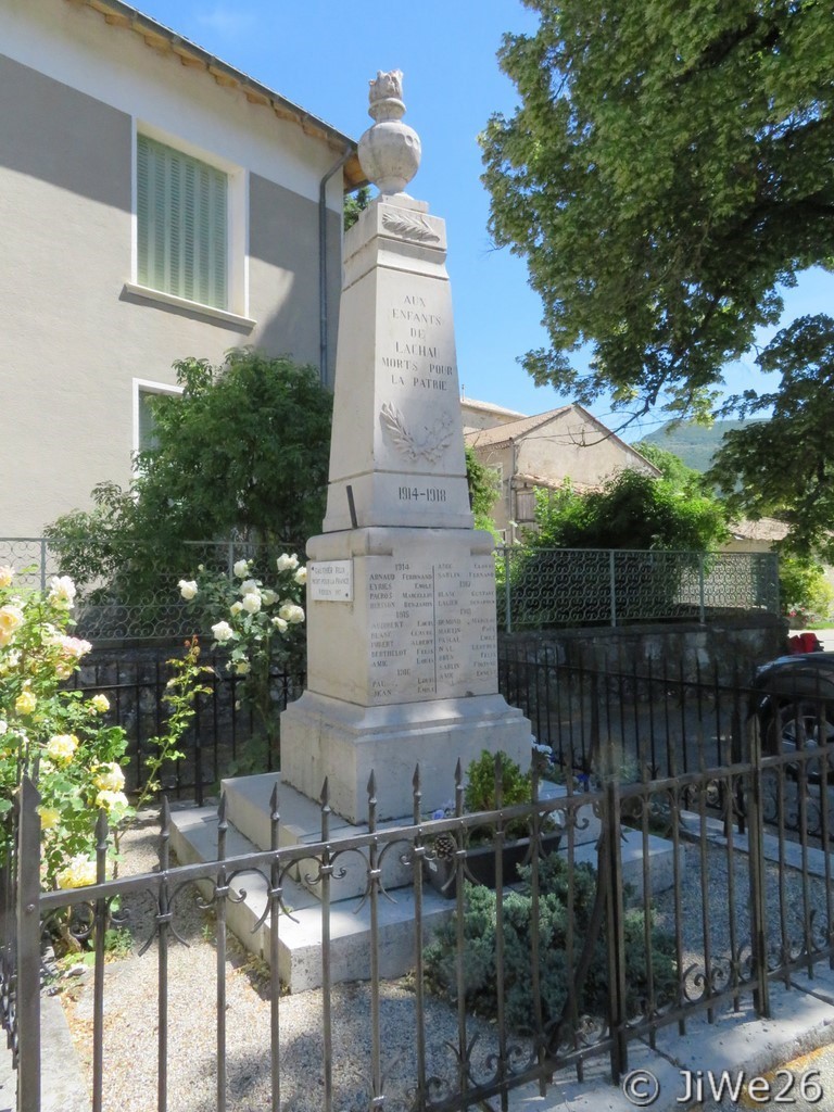 A l'entrée du village se trouve le monument aux morts 1914/1918 surplombé d'une urne