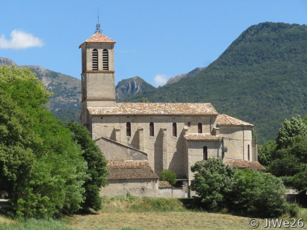 Vue sur l'église avec son clocher campanile