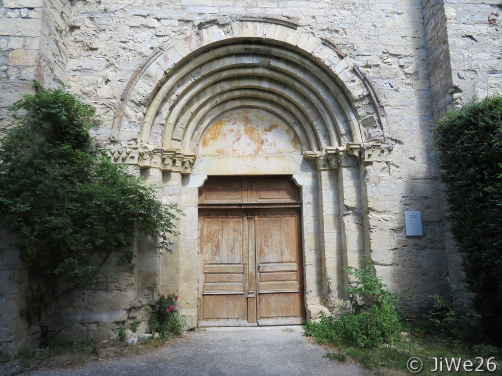 Portail de l'église en plein cintre