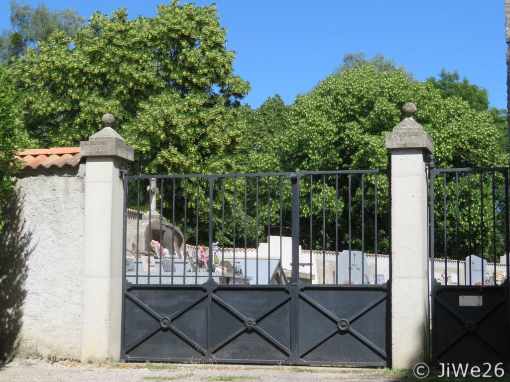 L'entrée du cimetière sur le côté de l'église ND de Calma