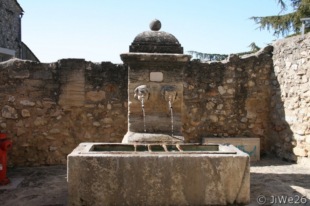 Fontaine Place de la Croix 