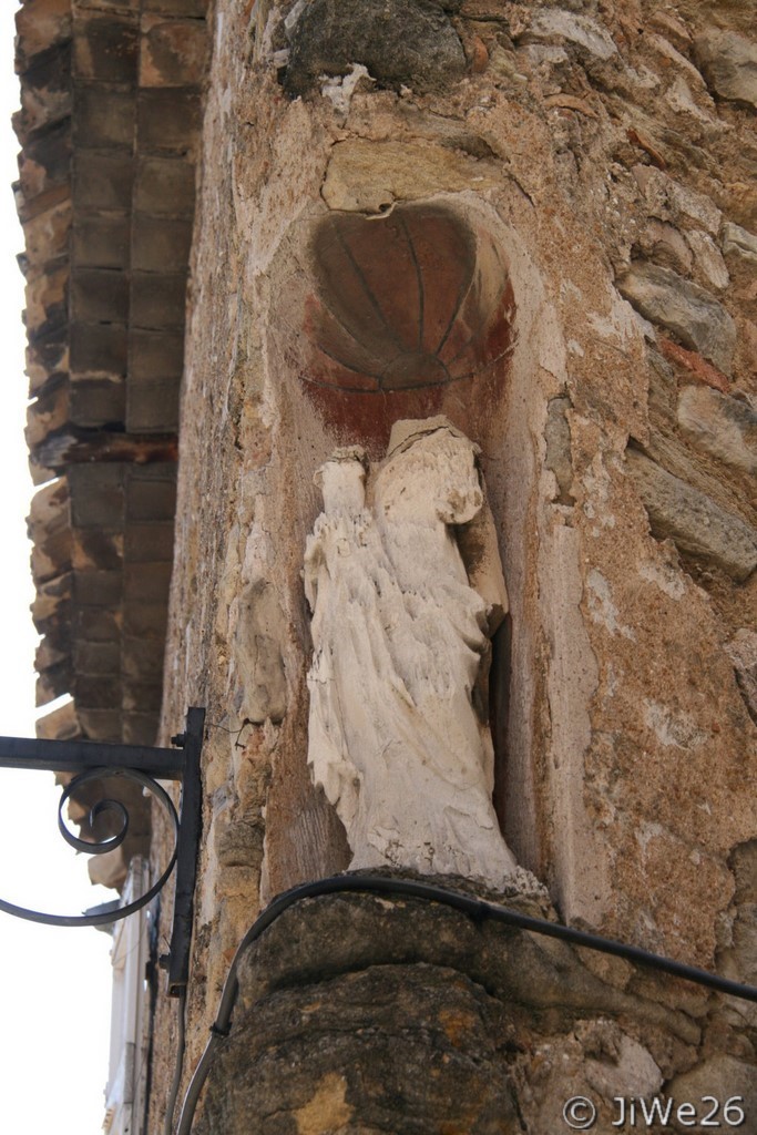 Ancienne statuette à l'angle du chemin du Barry