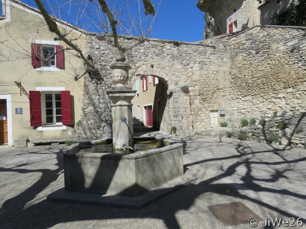 Fontaine du XIXème siècle, vase Médicis surmonté d'une pomme de pin