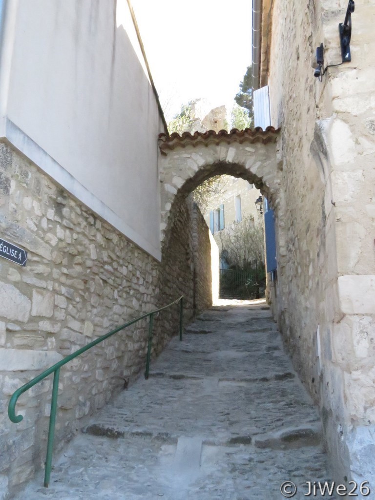 Chemin menant à l'église