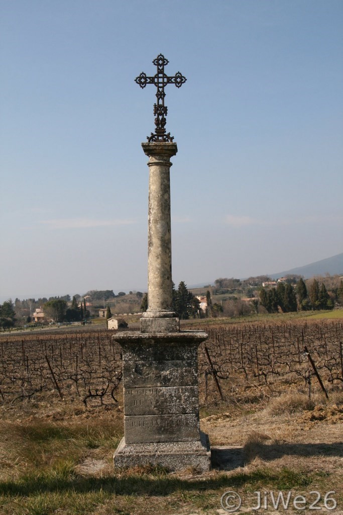 Le Pègue, croix dite de la Bouvige, érigée en 1870