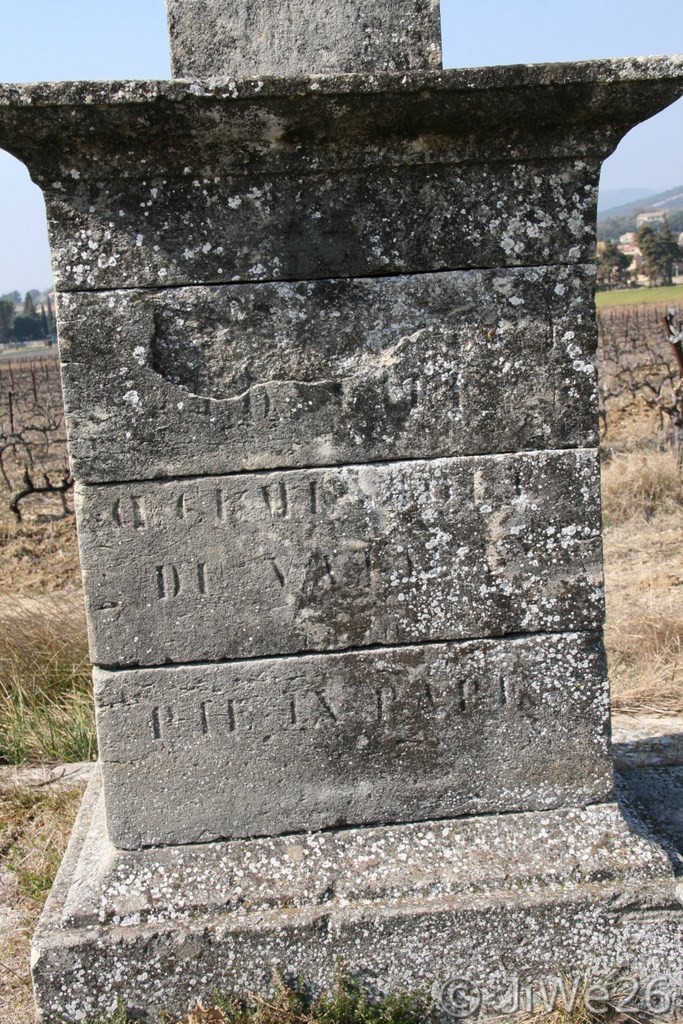 Détail du socle de la croix