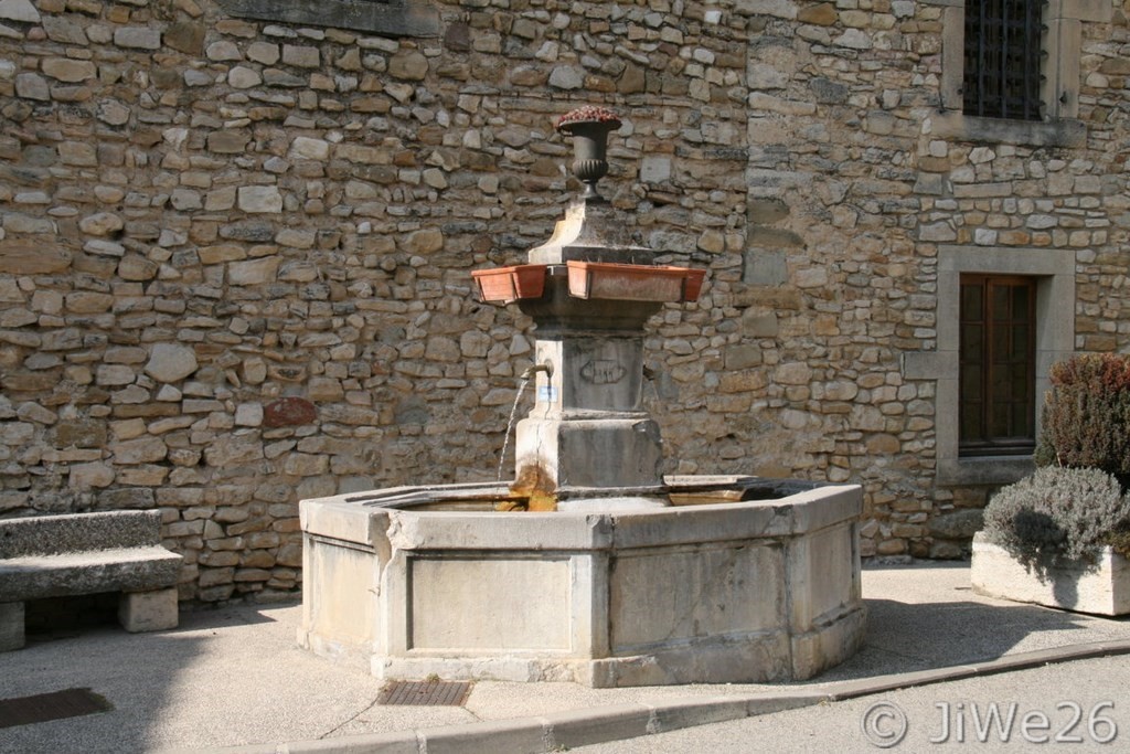 Le Pègue_Fontaine principale datée de 1877 - Place de la Bourgade