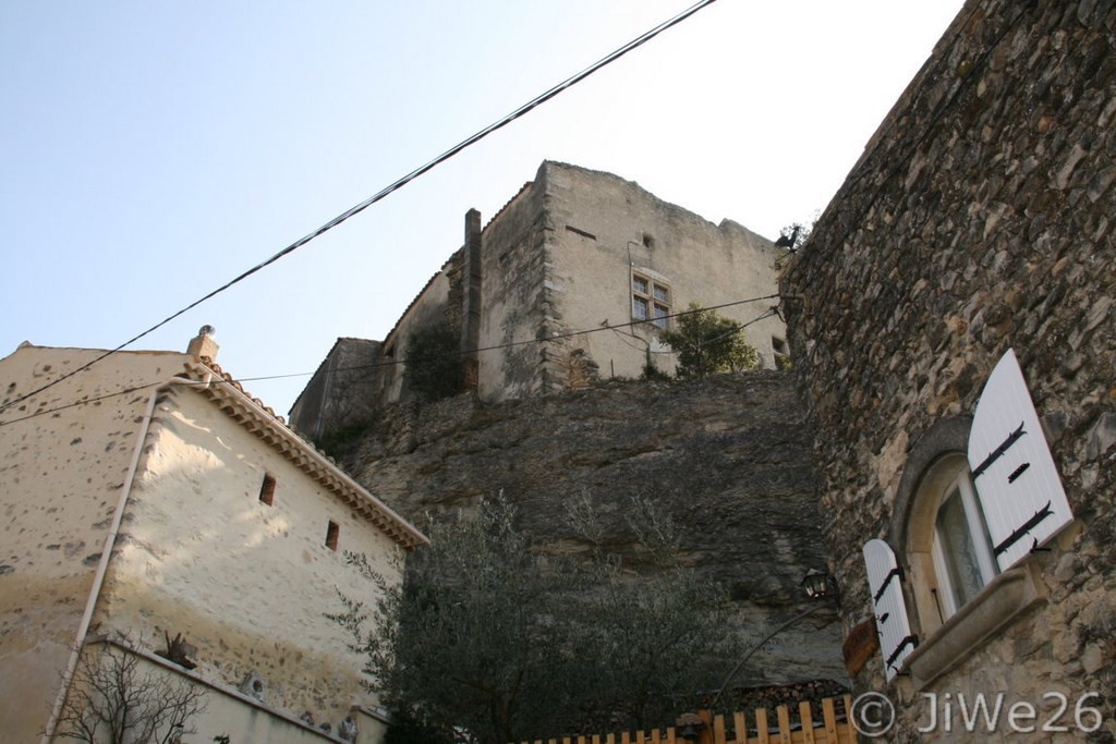 Le Pègue_Construction sur la roche