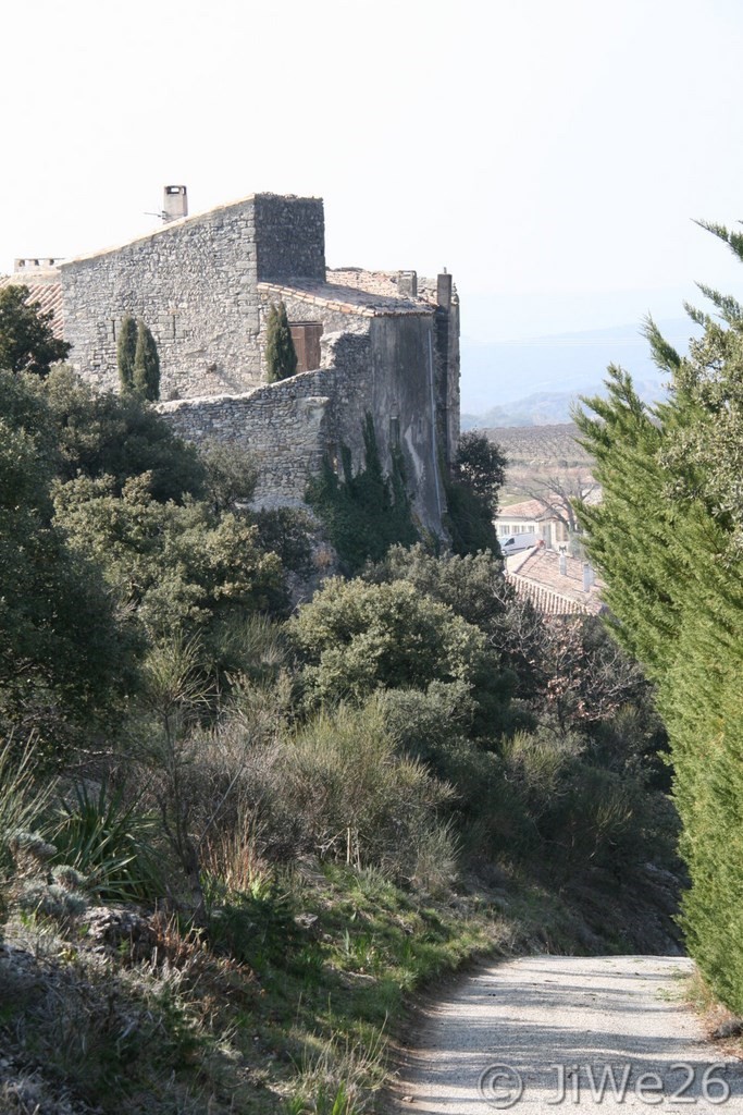 Le Pègue_En montant vers la chapelle Sainte-Anne