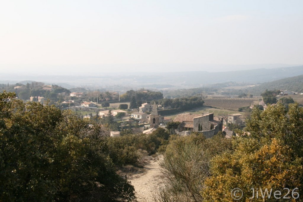 Le Pègue_Panorama avec au fond l'église et le village