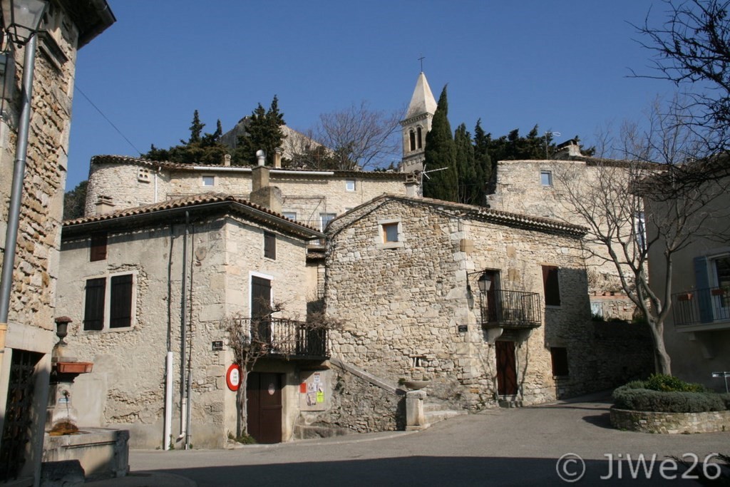 Le Pègue_Au pied de la Montée de la Viale