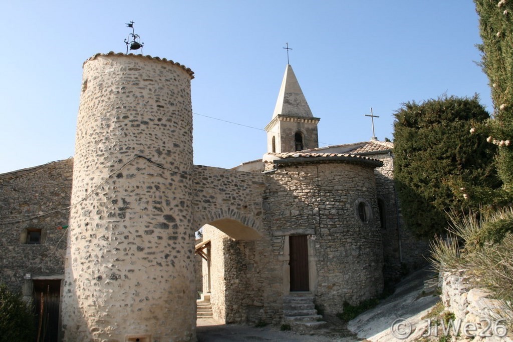 Le Pègue_Porte de ville du Pègue avec sa tour