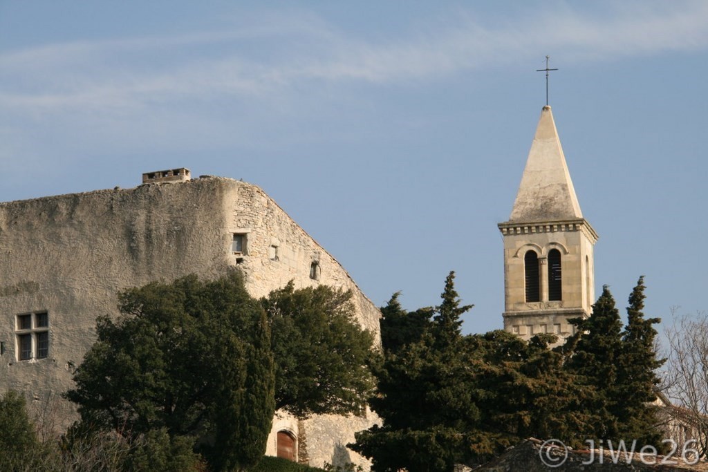 Le_Pègue_Ruines du château et clocher de l'église