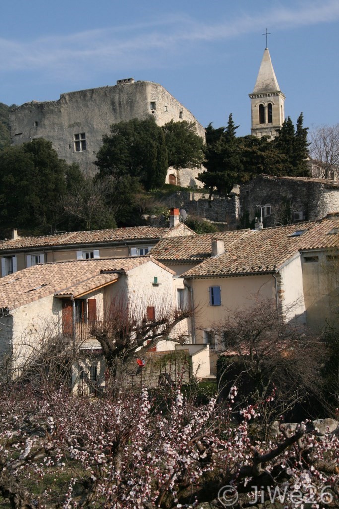 Le Pègue_Joli regard sur un coin du village